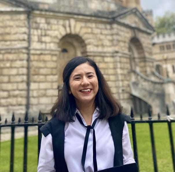 Summia Tora in front of the Radcliffe Camera