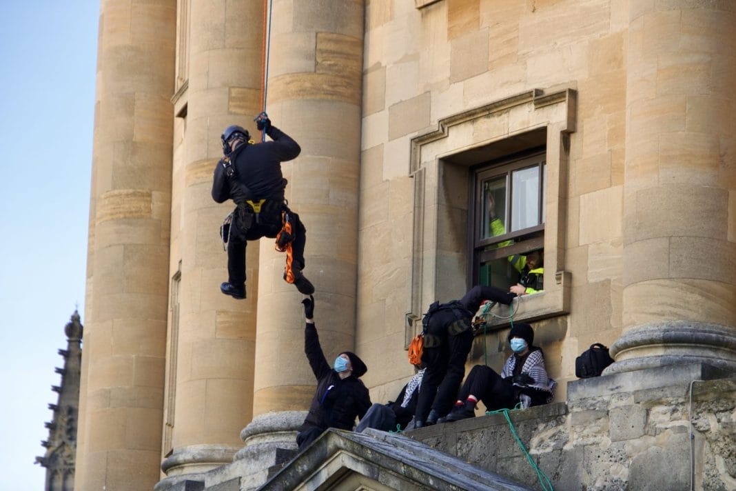 Abseiling police arrests OA4P protesters on the ledge of Radcliffe Camera Library